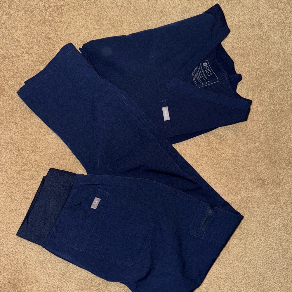 Figs Scrub top (s) and bottoms (xs) in color NAVY